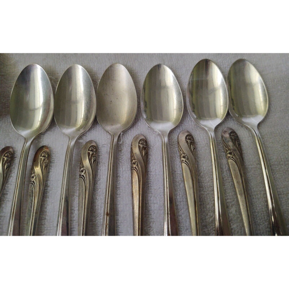 Holmes & Edwards Silverplate Silverware Romance Pattern Spoons 12 Pieces - Picture 4 of 11